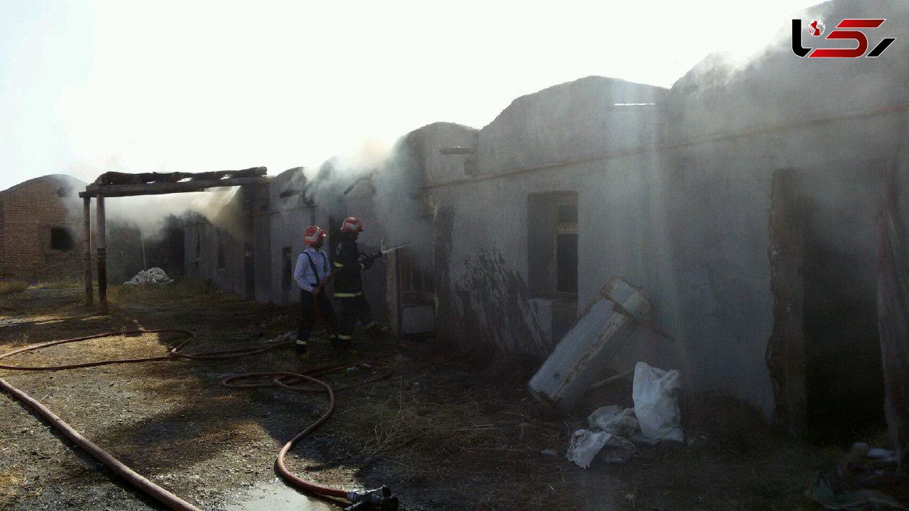 8 ساعت عملیات نفس گیر برای مهار آتش سوزی انبار علوفه یک دامداری در نیشابور +عکس