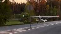 فیلم فرود اضطراری یک هواپیما در بزرگراه 