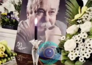 فیلم/ نگاهی به حال و هوای خانه محمد کاسبی قبل از مراسم خاکسپاری؛ چیدن میز عزا، روشن کردن شمع و حضور مهمانان در منزلی که چندین سال میزبان این بازیگر بود! / روحش شاد