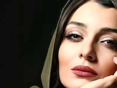 عکس / چیدمان زیبای محل کار  ساره بیات !
