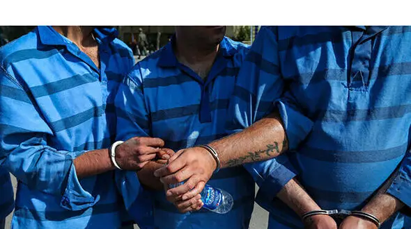 بازداشت 2 مرد که به طلافروشی ها سکه های تقلبی می فروختند