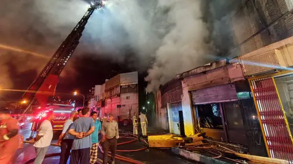آتش‌سوزی مهیب در خیابان انقلاب / خوابگاه مجاور کارگاه چوب‌بری آتش گرفت!