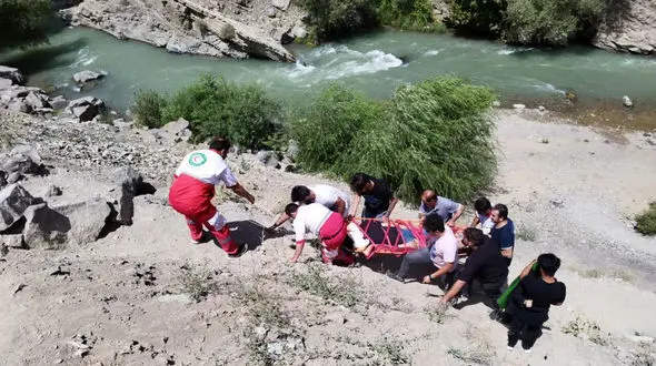 جسده بلعیده شده در کرج از رودخانه بیرون آمد / هیچ کس این مرد را نمی شناسد