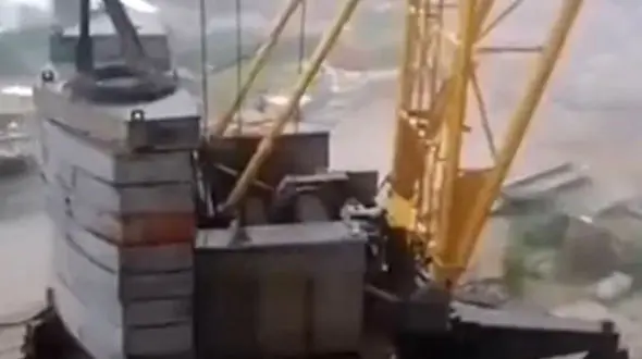 از سقوط جرثقیل بر اثر باد شدید تا گردباد شدید در آمریکا                         