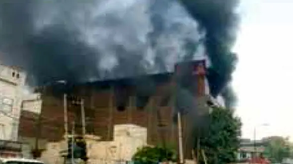 2 آتش‌نشان زیر آوار زنده به گور شدند + عکس