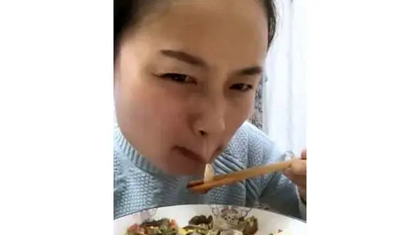 انتقام دردناک خرچنگ از دختر جوان/دختر قصد داشت او را زنده زنده بخورد + عکس