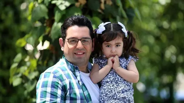 تیپ هالووینی و بامزه دختر محمدرضا احمدی / به نظرتون کیک همون روح برنامه مهمونی نیست؟