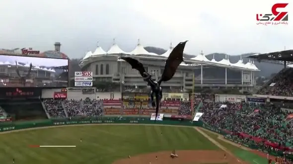 پرواز اژدهای آتش‌خوار هواداران بیس‌بال را میخکوب کرد+فیلم