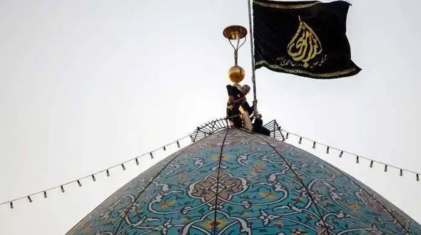 
تعویض پرچم گنبد حرم شاهچراغ (ع) +عکس
