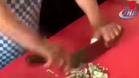تکه تکه کردن دلار به جای گوشت توسط قصاب ترکیه‌ای +تصویر