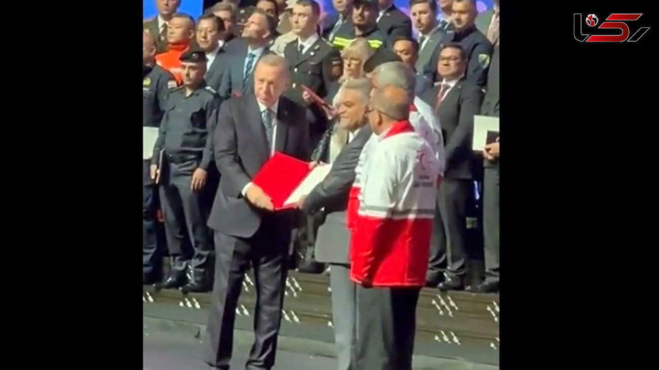  اعطای نشان فداکاری کشور ترکیه از سوی اردوغان به رئیس هلال‌احمر ایران
