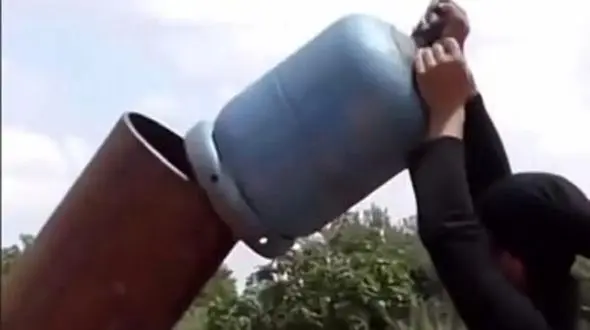 آواز شاد و غش آور  / روی کپسول گاز می غلته می رقصه  ! پیرزنه حیرت کرده ! + فیلم