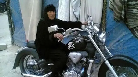 فیلم آواز احساسی پسر برای مادرش /  مادرشو رو موتور سوار کرده و با آهنگ در قلب منی مادر غوغا کرد !