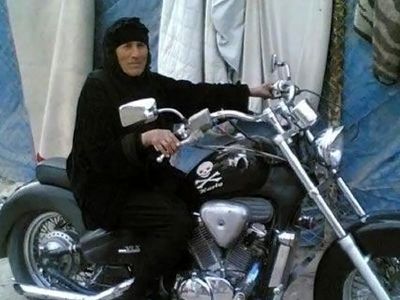 فیلم آواز احساسی پسر برای مادرش /  مادرشو رو موتور سوار کرده و با آهنگ در قلب منی مادر غوغا کرد !