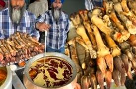 فیلم/ غذای خیابانی در هند؛ پخت یک آبگوشت متفاوت با پاچه گوسفند و بره 