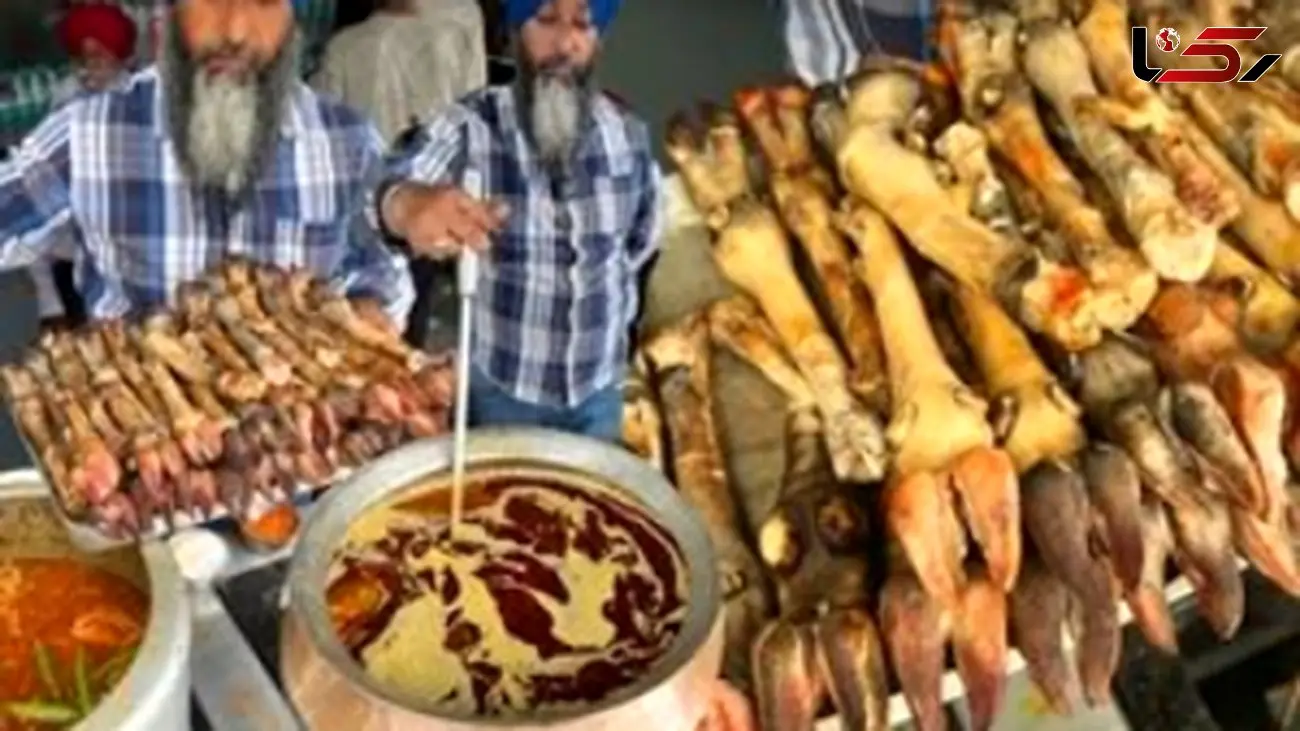 فیلم/ غذای خیابانی در هند؛ پخت یک آبگوشت متفاوت با پاچه گوسفند و بره 