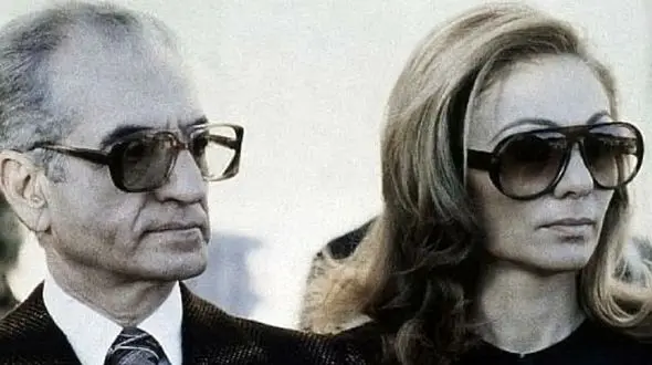 سفر به ایام قدیم سال 1340؛ پیاده روی عاشقانه محمدرضا و فرح تو عصر پاییزی کاخ گلستان