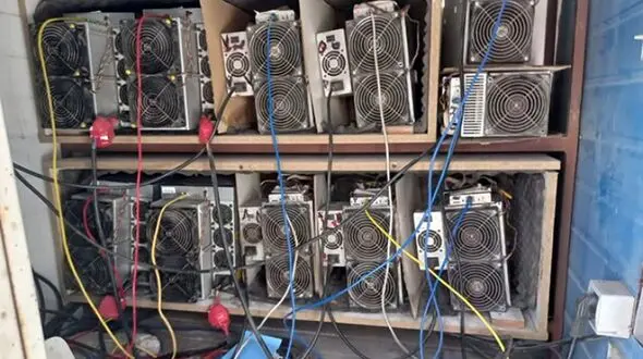 کشف 11 دستگاه ماینر غیرمجاز در یک کارخانه قیرسازی در دورود 