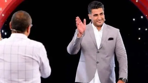 تقلید صدای خواننده‌ها توسط شهاب مظفری در برنامه خندوانه +فیلم