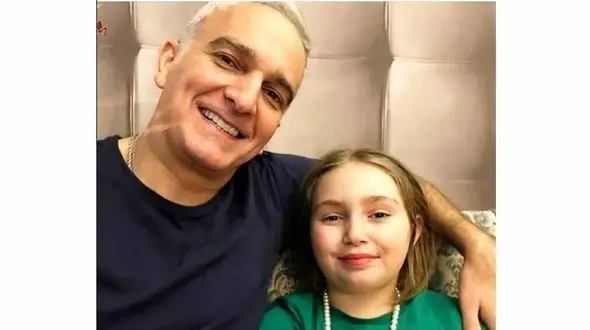 بیژن بنفشه خواه : تو دانشگاه مخ زدن بلد نبودم یه دختری ازم خوشش اومد ولی مهاجرت کرد رفت! اصلا بلد نبودیم با دختر صحبت کنیم والا!