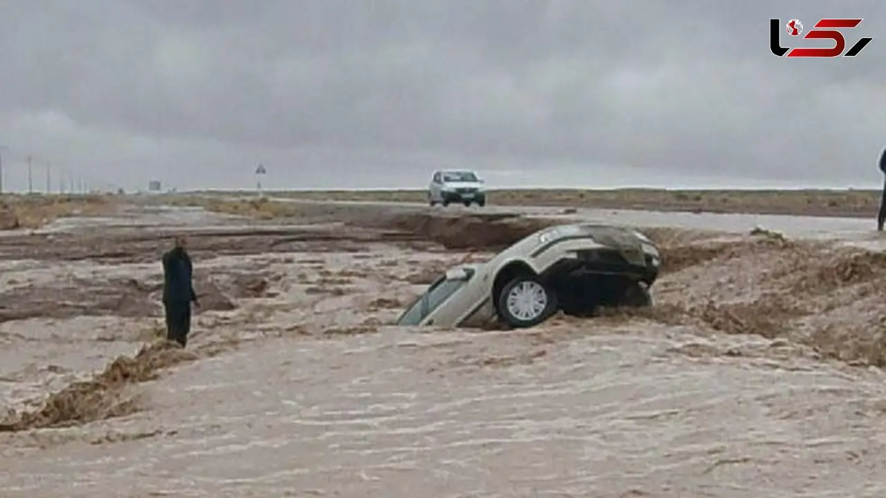 نجات یک زن و شوهر از سیل خروشان طبس / ماموران فداکار پلیس دیهوک به آب زدند + عکس