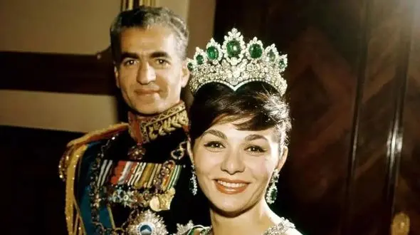 فیلم/ سفر در زمان/  یادی کنیم از تحقیر شدن تاریخی فرح دیبا توسط  محمدرضا پهلوی در مقابل میلیونها تماشاگر