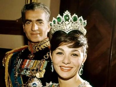 فیلم/ سفر در زمان/  یادی کنیم از تحقیر شدن تاریخی فرح دیبا توسط  محمدرضا پهلوی در مقابل میلیونها تماشاگر