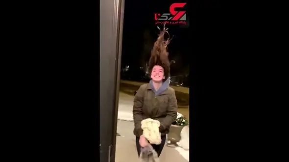 یخ زدن موهای یک دختر در سرمای زیر صفر او را شبیه به مجسمه کرد !+فیلم