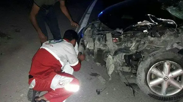 تصادف سانتافه با تریلی حمل سوخت در جاده قیر به خنج+ عکس