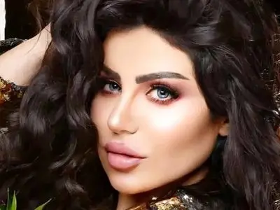 فیلم/ سوپرمدل عرب در حرم امام رضا / حلیمه بولند با حجاب کامل!