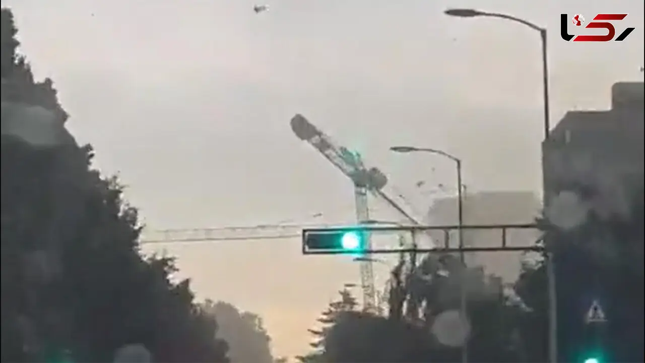 ببینید / لحظه هولناک سقوط جرثقیل در هوای طوفانی وسط جاده + فیلم