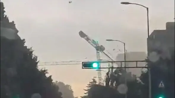 ببینید / لحظه هولناک سقوط جرثقیل در هوای طوفانی وسط جاده + فیلم