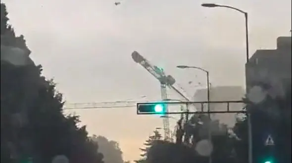 ببینید / لحظه هولناک سقوط جرثقیل در هوای طوفانی وسط جاده + فیلم