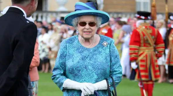 راز دست کش های سفید ملکه انگلستان در طول هفتاد سال 