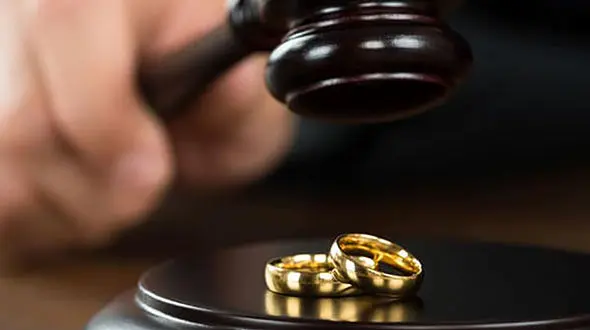 خشم داماد از مرد بودن آرایشگر عروس ! / همانجا طلاقش داد !