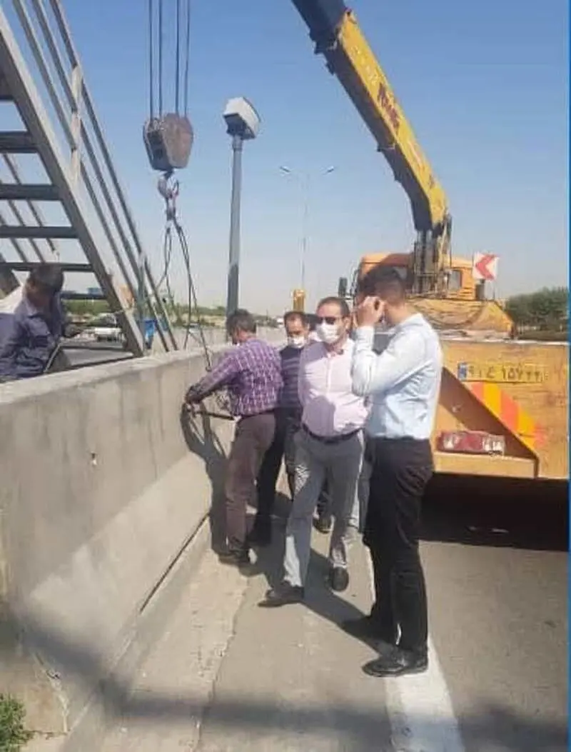 اجرای طرح نصب نیوجرسی بجای گاردریل های وسط بزرگراه آزادگان 