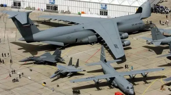 اسرائیل برای حمله دوباره به ایران آماده می شود؟+ تصاویر / تحرکات مشکوک؛ ورود ۱۲۸ تن تسلیحات  / بوئینگ ۷۴۷ از مبدا نیویورک در نواتیم نشست