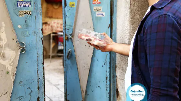 توزیع گوشت و تن ماهی به خانواده‌های نیازمند توسط خیریه مادرمهربان