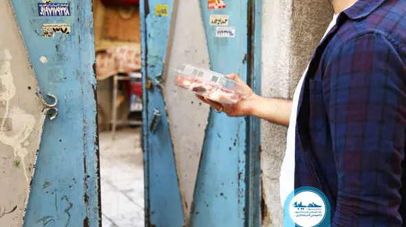 توزیع گوشت و تن ماهی به خانواده‌های نیازمند توسط خیریه مادرمهربان