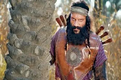 فیلم  پایکوبی حرمله با قیافه ترسناکش وسط خیابون واسه جذب فالوور