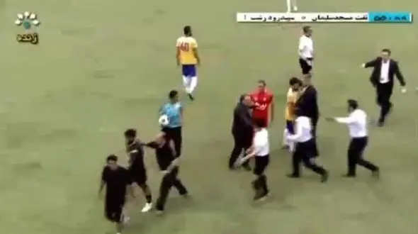 حادثه ای هولناک برای فیروز کریمی وسط زمین فوتبال / او بی هوش به بیمارستان منتقل شد+ فیلم