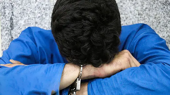 من قاتل پسرخاله ام هستم! / مرد شیشه ای برای در امان ماندن جانش به پلیس پناه آورد