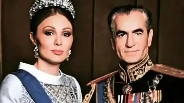 عکس / سفر در زمان / بوسه فرح هزار چهره بر مزار محمدرضا پهلوی در مصر /   سال 1387