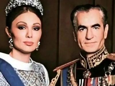 عکس / سفر در زمان / بوسه فرح هزار چهره بر مزار محمدرضا پهلوی در مصر /   سال 1387
