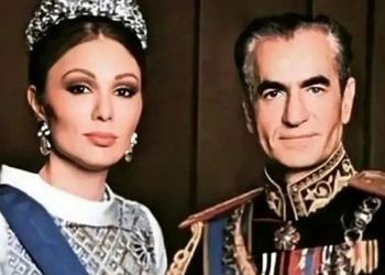 عکس / سفر در زمان / بوسه فرح هزار چهره بر مزار محمدرضا پهلوی در مصر /   سال 1387