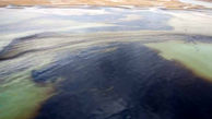 پرونده قضایی برای رسیدگی به حادثه شکستگی لوله میعانات نفتی در رودخانه کُل بندرعباس تشکیل شد + فیلم