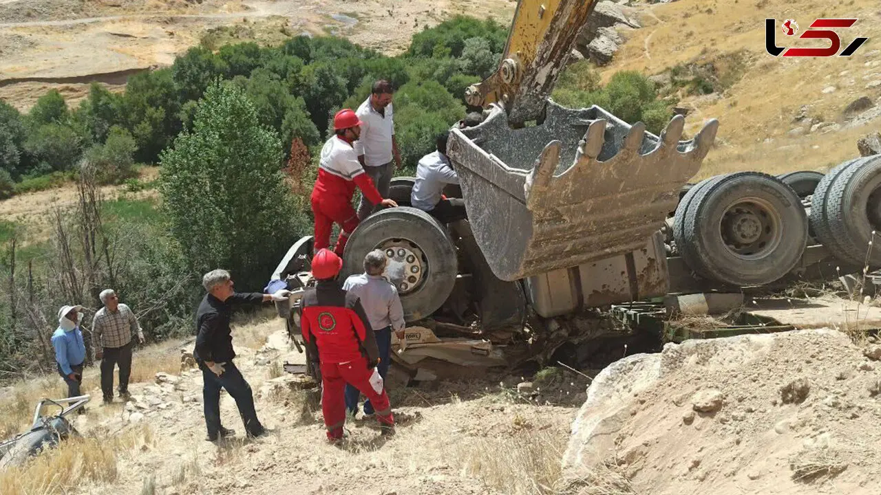مرگ هولناک راننده تریلی 18 چرخ در خودروی مچاله شده اش / در جاده شاهین دژ واژگون شد + عکس