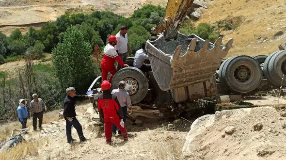 مرگ هولناک راننده تریلی 18 چرخ در خودروی مچاله شده اش / در جاده شاهین دژ واژگون شد + عکس