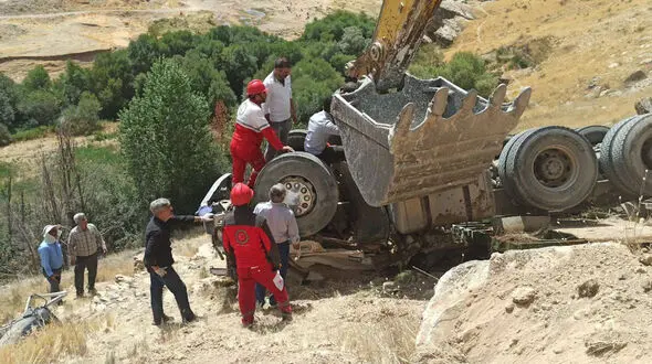 مرگ هولناک راننده تریلی 18 چرخ در خودروی مچاله شده اش / در جاده شاهین دژ واژگون شد + عکس