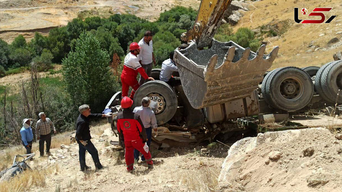 مرگ هولناک راننده تریلی 18 چرخ در خودروی مچاله شده اش / در جاده شاهین دژ واژگون شد + عکس